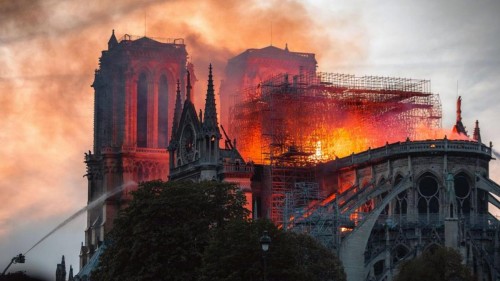 Notre Dame v plameňoch (2022) online