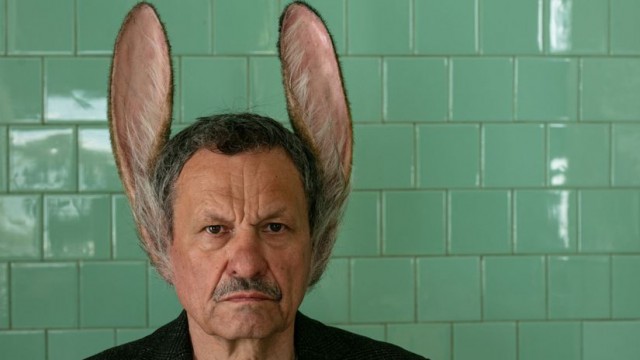 Muž so zajačími ušami (2020)